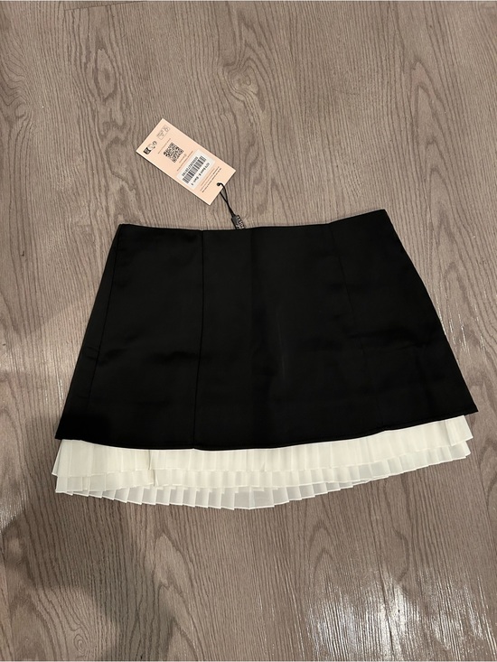 Oh Polly Dresses & Skirts - NWT rare Oh Polly Black Mini Skirt with Ivory Pleated Hem size U.S. 4